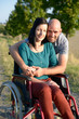 Mann und Frau im Rollstuhl