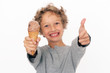 kleiner Junge mit Eis