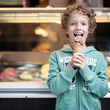 Junge schleckt Eis