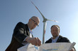 Architekt und Bauherr planen Windpark