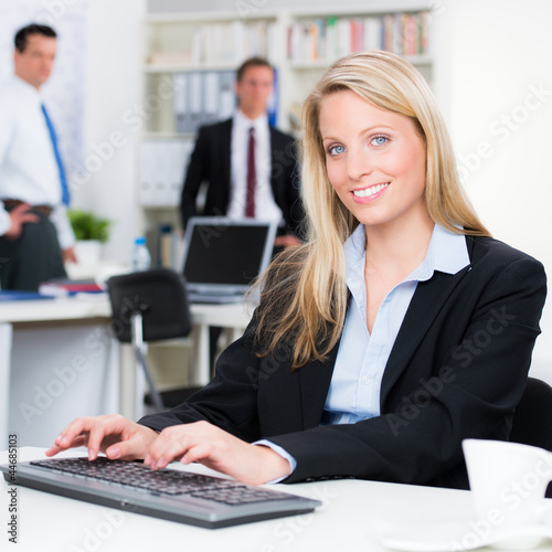 Foto: glückliche angestellte arbeitet am pc glückliche angestellte arbeitet am pc