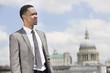 Foto: African American businessman looking away with St. Paul's Cathedral in the background African American businessman looking away with St. Paul's Cathedral in the background