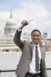 Foto: Excited African American businessman with St. Paul's Cathedral in the background Excited African American businessman with St. Paul's Cathedral in the background