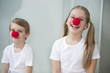 Foto: Portrait of children wearing clown noses Portrait of children wearing clown noses