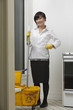 Foto: Full length portrait of young maidservant with mop and bucket Full length portrait of young maidservant with mop and bucket