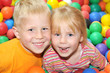 Foto: Bruder und Schwester im Bällebad Bruder und Schwester im Bällebad