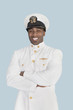 Foto: Portrait of a happy young US Navy officer standing with arms crossed over light blue background Portrait of a happy young US Navy officer standing with arms crossed over light blue background