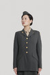 Foto: Female US military officer standing in attention as she looks away over gray background Female US military officer standing in attention as she looks away over gray background