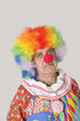 Foto: Portrait of sad senior male clown against colored background Portrait of sad senior male clown against colored background