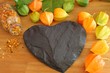 Schieferherz mit Physalis