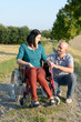 Mann und Frau im Rollstuhl