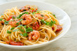 Spaghetti con gamberetti, pomodoro e prezzemolo