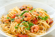 Spaghetti con gamberetti, pomodoro e prezzemolo
