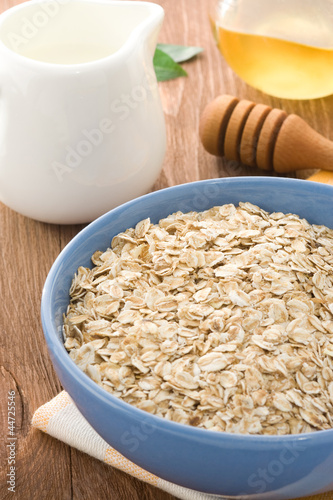 Foto: Bowl of oat and milk on wood Bowl of oat and milk on wood