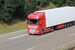 roter LKW auf der Autobahn