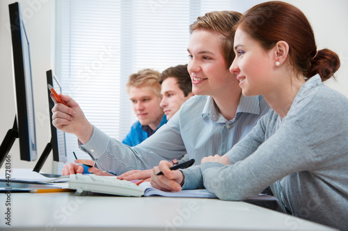 Foto: Studenten arbeiten am Computer Studenten arbeiten am Computer