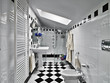 Photo: bagno moderno in bianco e nero nel sottotetto bagno moderno in bianco e nero nel sottotetto