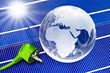 Stromstecker mit Glasglobus und Sonne auf Solarzellen