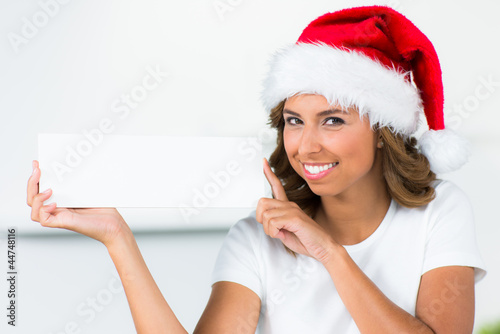 Photo: weihnachtsmann hält hinweiskarte weihnachtsmann hält hinweiskarte