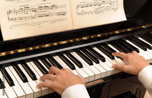 Photo: Mani sulla tastiera del pianoforte Mani sulla tastiera del pianoforte