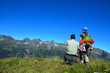 Vater und Tochter auf Bergwanderung