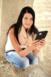 Jeune femme avec une tablette informatique