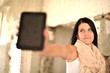 Jeune femme avec une tablette informatique