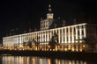 Gmach uniwersytecki nocą