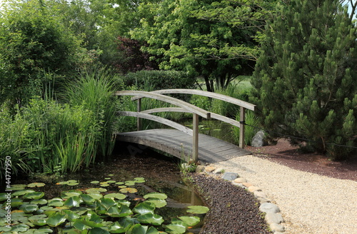 Photo : petit pont de bois sur jardin aquatique petit pont de bois sur jardin aquatique