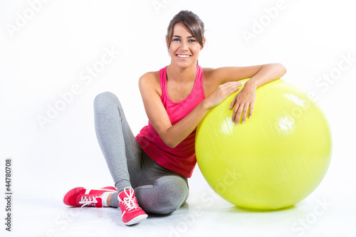 Photo: hermosa mujer morena practicando ejercicio físico hermosa mujer morena practicando ejercicio físico