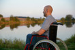 Mann im Rollstuhl am See