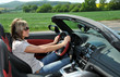 Foto: Junge Frau im Cabrio Junge Frau im Cabrio