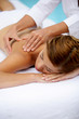 Foto: Woman receiving a poolside back massage Woman receiving a poolside back massage