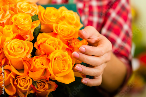 Photo: Floristin mit Blumen in Blumenladen Floristin mit Blumen in Blumenladen