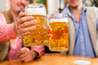 Zwei Freunde in bayerischer Wirtschaft