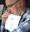 Photo: conducteur senior soufflant dans un éthylotest conducteur senior soufflant dans un éthylotest