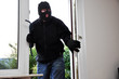 Einbrecher ist ins Haus eingebrochen