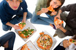 Foto: teenagers eating pizza teenagers eating pizza