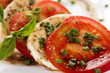 tomaten mit mozzarella mit basilikum unscharf
