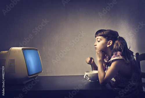 Foto: Child Watching TV Child Watching TV