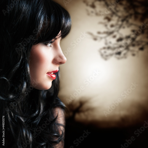 Photo: attraktive schwarzhaarige Frau attraktive schwarzhaarige Frau