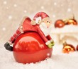 Weihnachtsmann auf Glaskugel