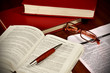 Libri di diritto e codici di legge per avvocato