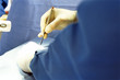 Foto: Close up of surgeon making incision Close up of surgeon making incision