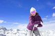 Foto: Portrait of smiling woman wearing ski goggles and leaning on ski poles on snowy mountain Portrait of smiling woman wearing ski goggles and leaning on ski poles on snowy mountain
