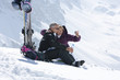 Foto: Smiling senior couple with skis taking self-portrait with digital camera on snowy mountain Smiling senior couple with skis taking self-portrait with digital camera on snowy mountain