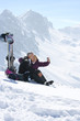 Foto: Smiling senior couple with skis taking self-portrait with digital camera on snowy mountain Smiling senior couple with skis taking self-portrait with digital camera on snowy mountain