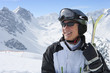 Foto: Smiling senior man wearing sunglasses and holding skis on snowy mountain Smiling senior man wearing sunglasses and holding skis on snowy mountain