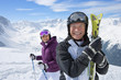 Foto: Portrait of smiling senior couple with skis on snowy mountain Portrait of smiling senior couple with skis on snowy mountain