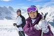 Foto: Portrait of smiling senior couple with skis on snowy mountain Portrait of smiling senior couple with skis on snowy mountain